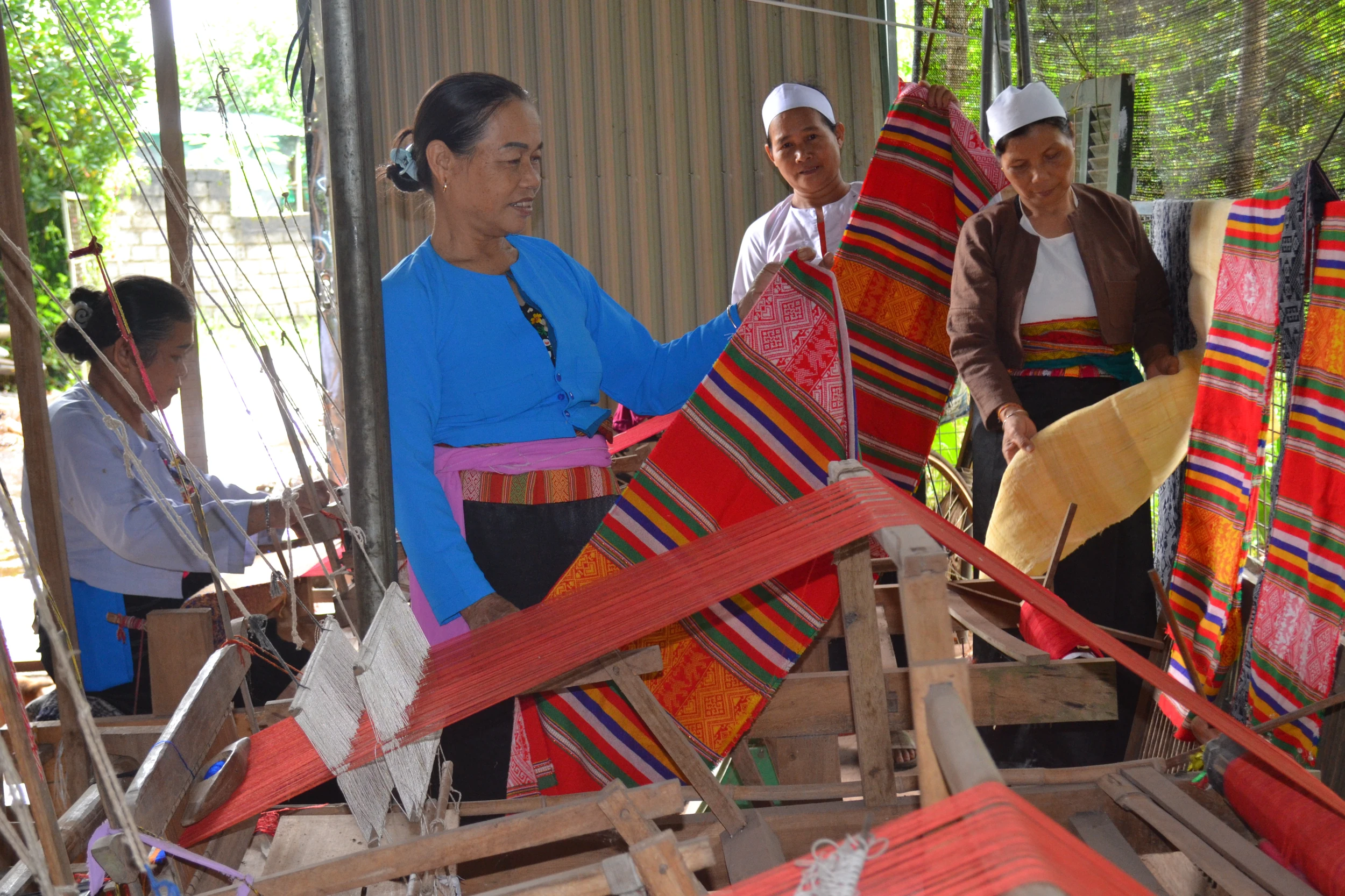 Traditional White Thai Brocade Textile Loom Weaving