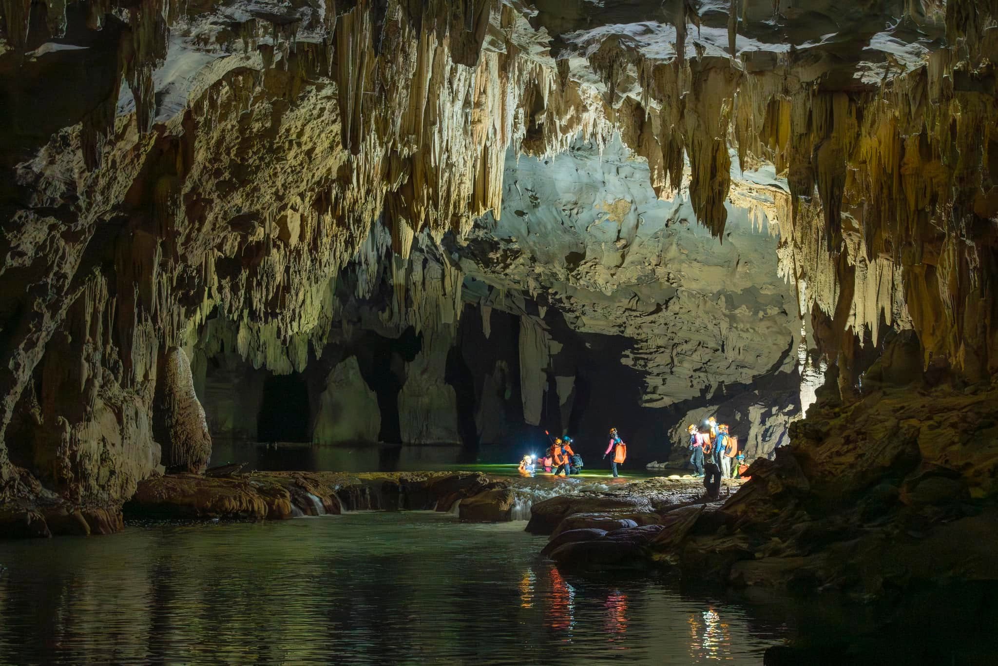 Hang Ken Cave Underground River and Stalagmites